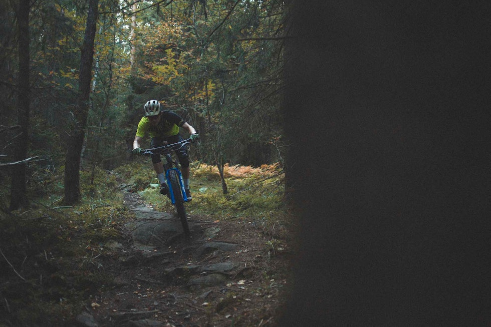 PÅ STI: Vi har testet SID-gaffelen både i rundbaneløyper og i Nordmarkas bratteste stier. Den fungerer til mye. Foto: Kristoffer H. Kippernes RockShox SID 120