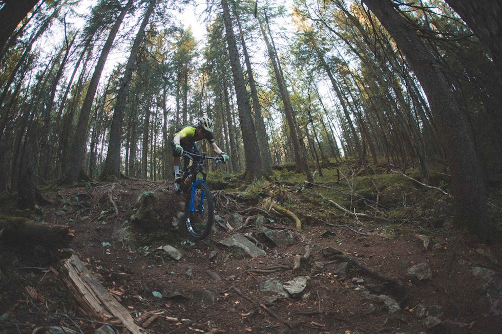 GIR TRYGGHET: SID Ultimate 120 er stiv og presis nok til at krevende og bratte stier kan forseres med selvtillit. Foto: Kristoffer H. Kippernes RockShox SID 120