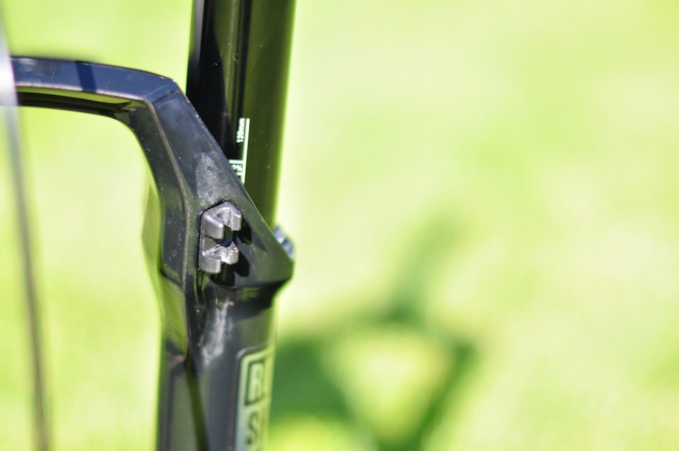 VERKTØYFRI: Slangeklemma på ytterbeinet holder bremseslangen godt på plass. Den krever ingen verktøy for montering. RockShox SID 120