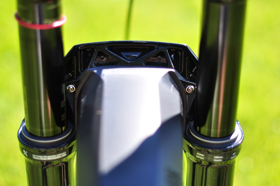 MED SKJERM: En egen skjerm kan skrus fast bakpå gaffelbrua. Dette ser ryddig ut og hjelper godt mot sprut. RockShox SID 120