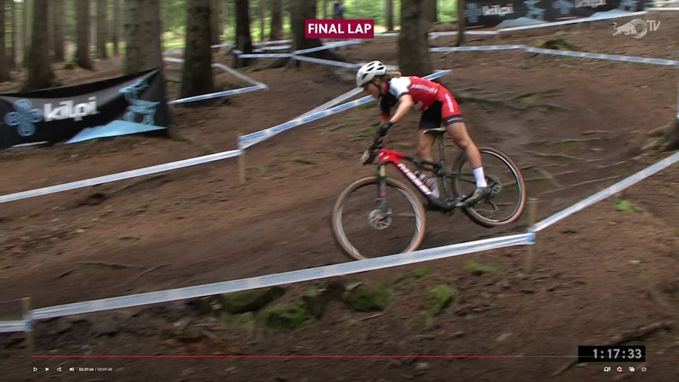 I TET: Loana Lecomte ledet alene på den siste runden i Nove Mesto. Det holdt helt inn. Nove Mesto XCO1 2020