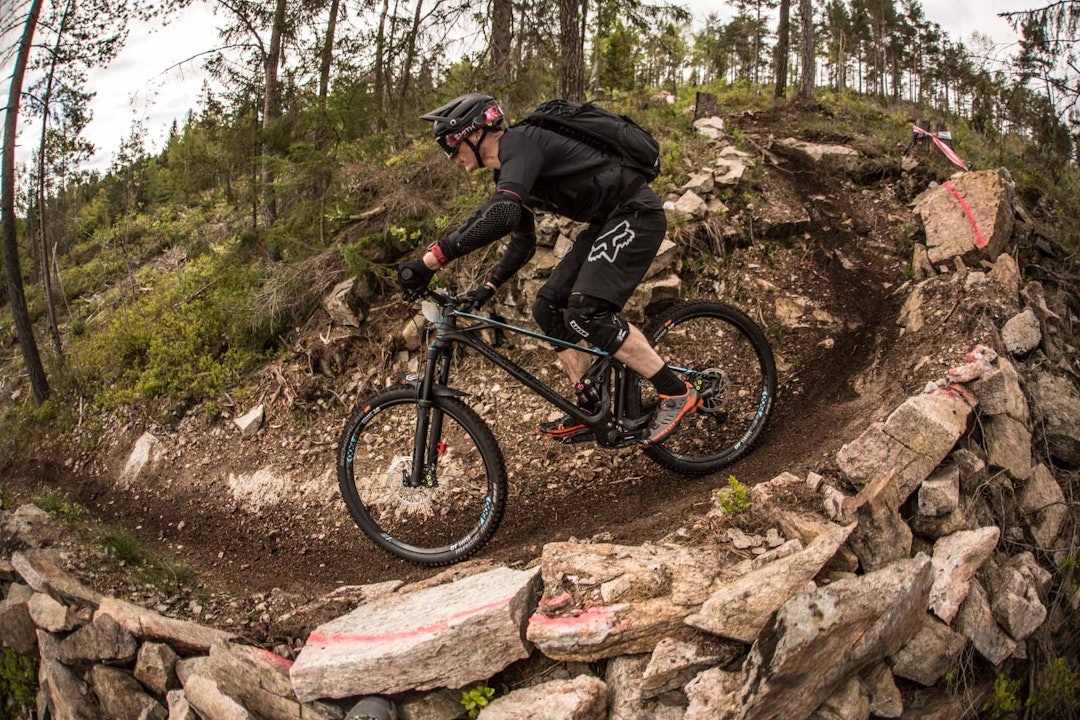 Lasse Eriksen forserer steinsvingen. Lasse Eriksen forserer steinsvingen.