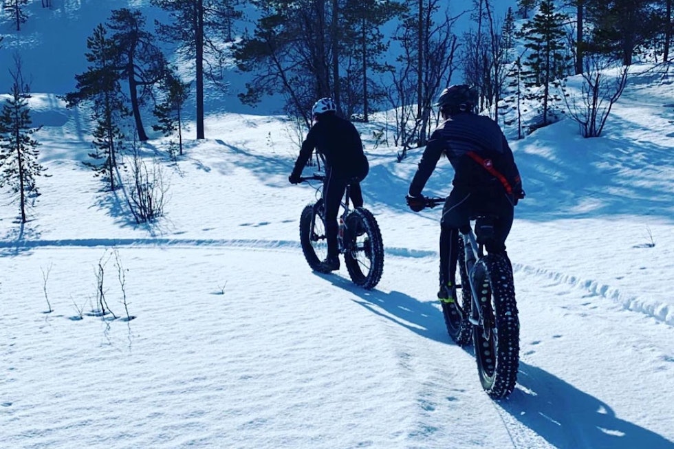 KREMSESONG:Fra nå og framover til snøen går er den fineste tida for fatbikesykling i Alta. Her fra NIL-runden på påskeaften. Foto: Ivan Severinsen NIL-runden Alta fatbike