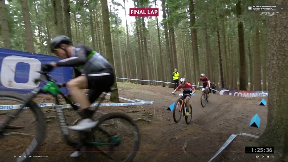 MAROTTE, VADER OG ANDREASSEN: Tettrioen på den siste runden. Nove Mesto XCO1 2020