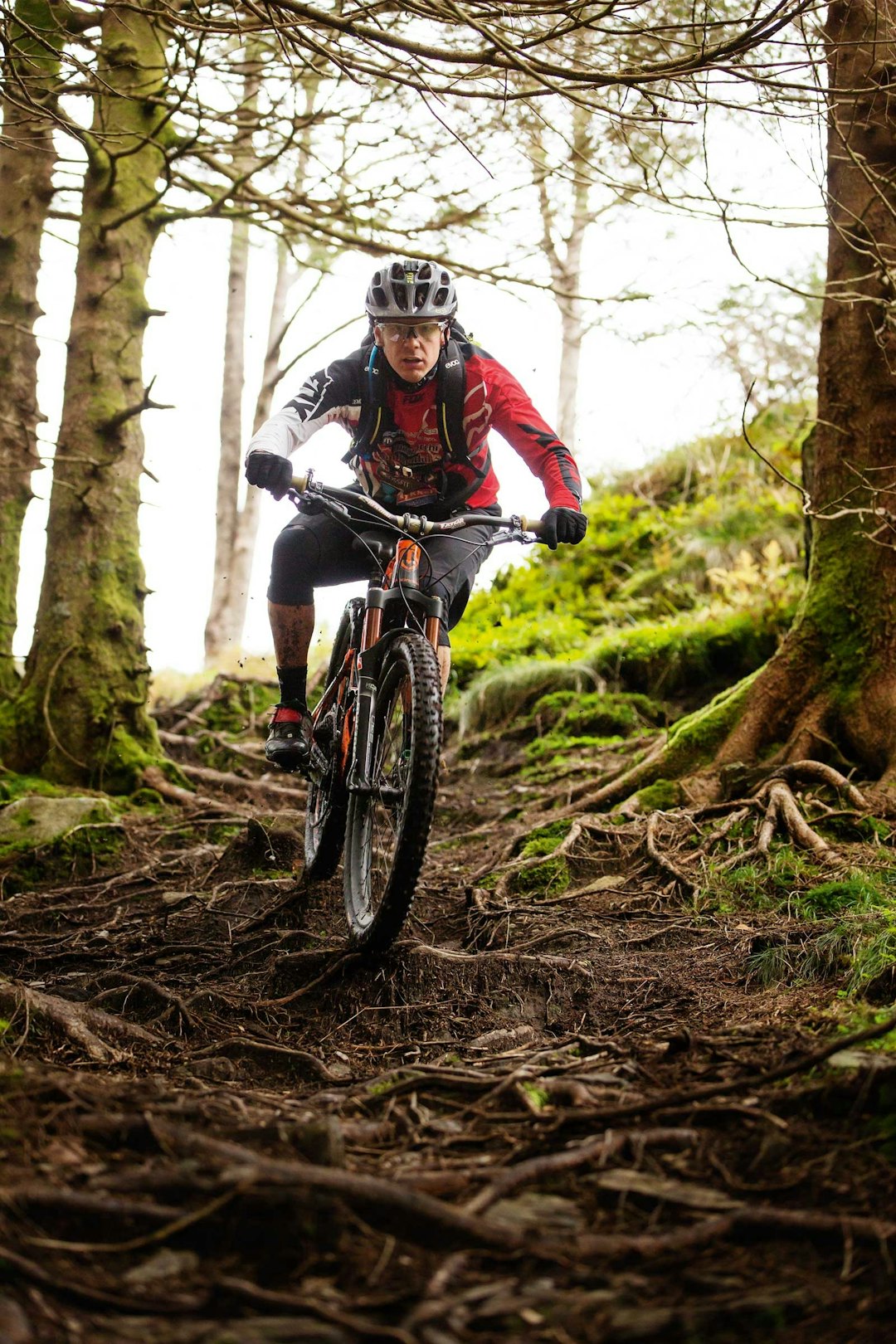 DANS PÅ RØTTER: Espen Bergli-Johnsen har vært en av Norges beste utforsyklister. Nå er fokuset rettet mot enduroritt, og teknisk trening får han nok av i hjembyen. Her på vei ned fra Rundemannen. Stisykling-i-Bergen-3