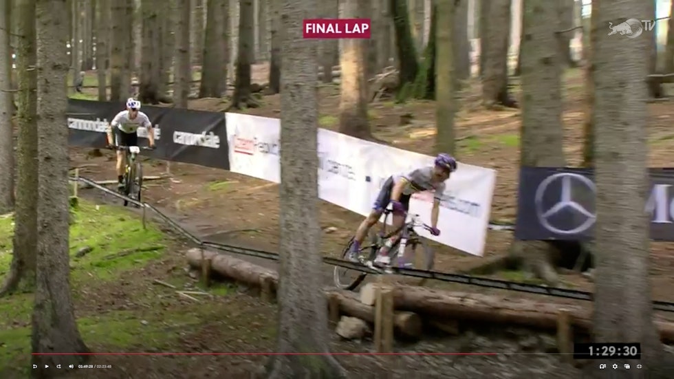 SCHURTERS JAKT: Fra å ligge rundt 20. plass halvveis jobbet Nino Schurter seg opp til fjerdeplass i mål. Henrique Avancini må også han vente noen dager til på sin første verdenscupseier. Nove Mesto XCO1 2020