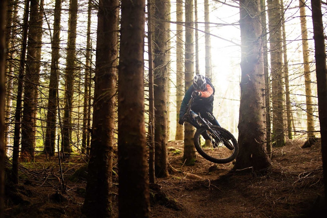 Lavt mellom trærne: Anders Veland fra hashtagenduro-gjengen begrenser lufttiden i skogen på Stend. Stisykling-i-Bergen-8