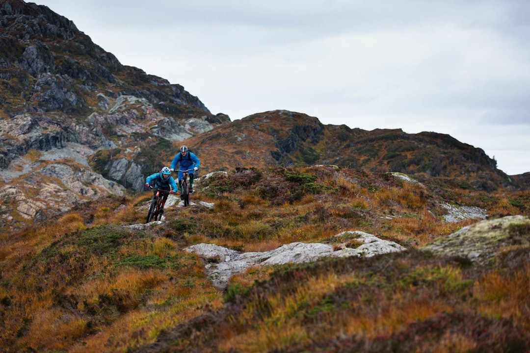HØSTEN KOMMER: Martin Johannesen leder an Stian Hviding på Båsstien ned fra Raudvatnet. Stisykling-i-Bergen-9