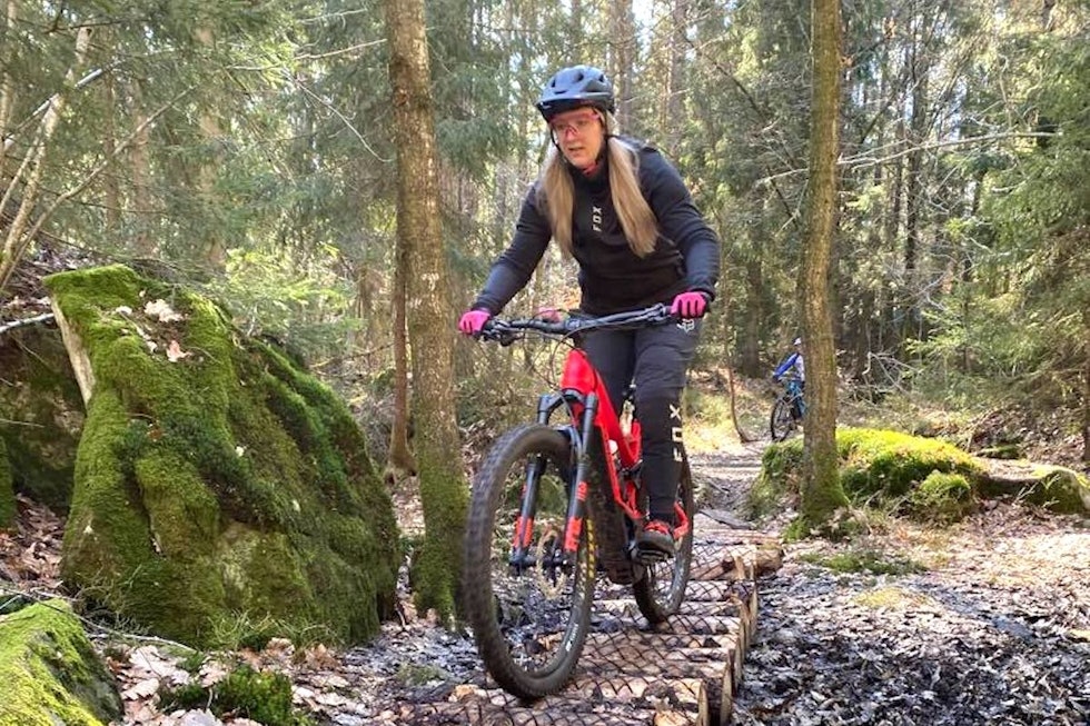 VARIERT: I Årsbieskogen er det mye variert terreng å velge mellom for de som er glad i stisykling, sier Marna Omre som bruker påsken på sykkel i Arendalsområdet. Foto: Sondre Arneberg Stisykling I Åsbieskogen Arendal
