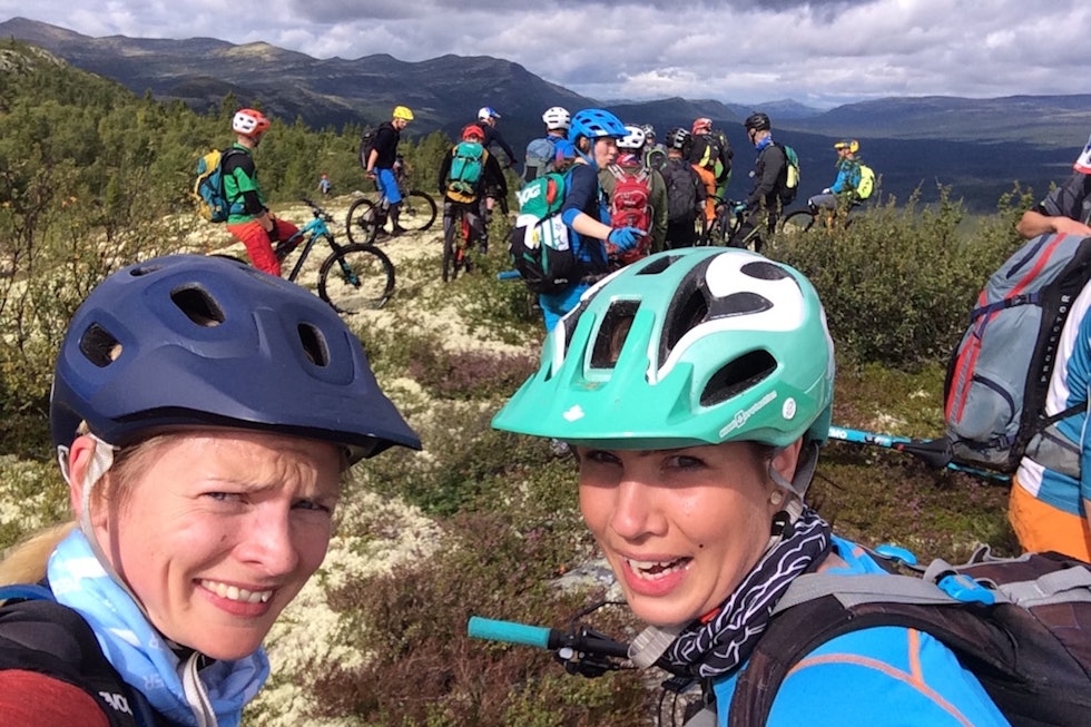 Julia Hamre (til høyre) er en av initiativtakerne til den nye sykkelfestivalen SykkelVIKU i Ringebu. Foto: Julia Hamre