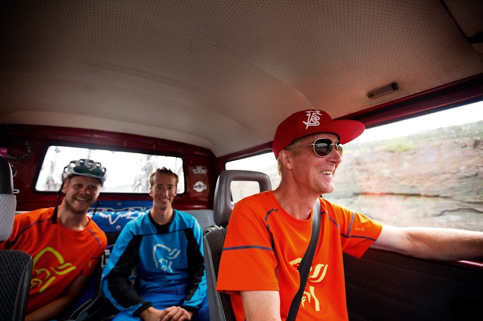 SOSIAL BIL: Sture Pettersen (t.h), Remi Einås og Per-Eivind Syvertsen forteller røverhistorier på vei hjem fra en fet stitur i Sverige. Riksgransen-Narvik-stisykling-2