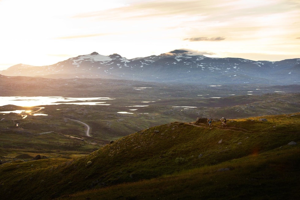 E10: Per-Eivind Syvertsen og Sture Pettersen legger ut på siste utfor-etappe ned mot Europavei10 ved Riksgränsen, utgangspunktet for flere av turene i området. Riksgransen-Narvik-stisykling-3