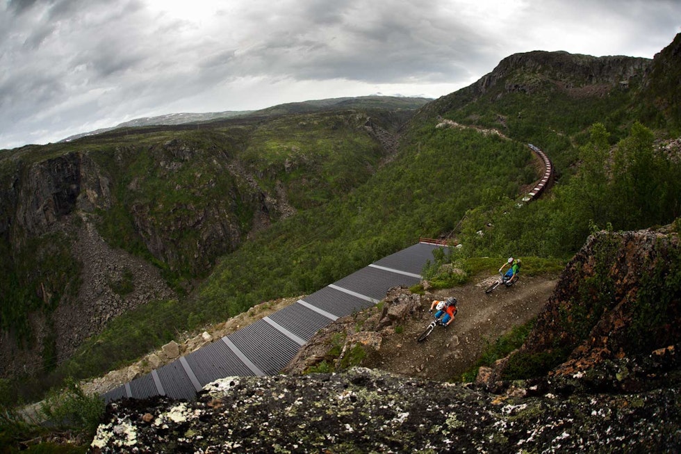 PÅ KANTEN: Rallarvegen ned til Rombaksbotn byr på utsikt. Sture Pettersen og Remi Einås setter svingen over malmtoget fra Kiruna. Riksgransen-Narvik-stisykling-9