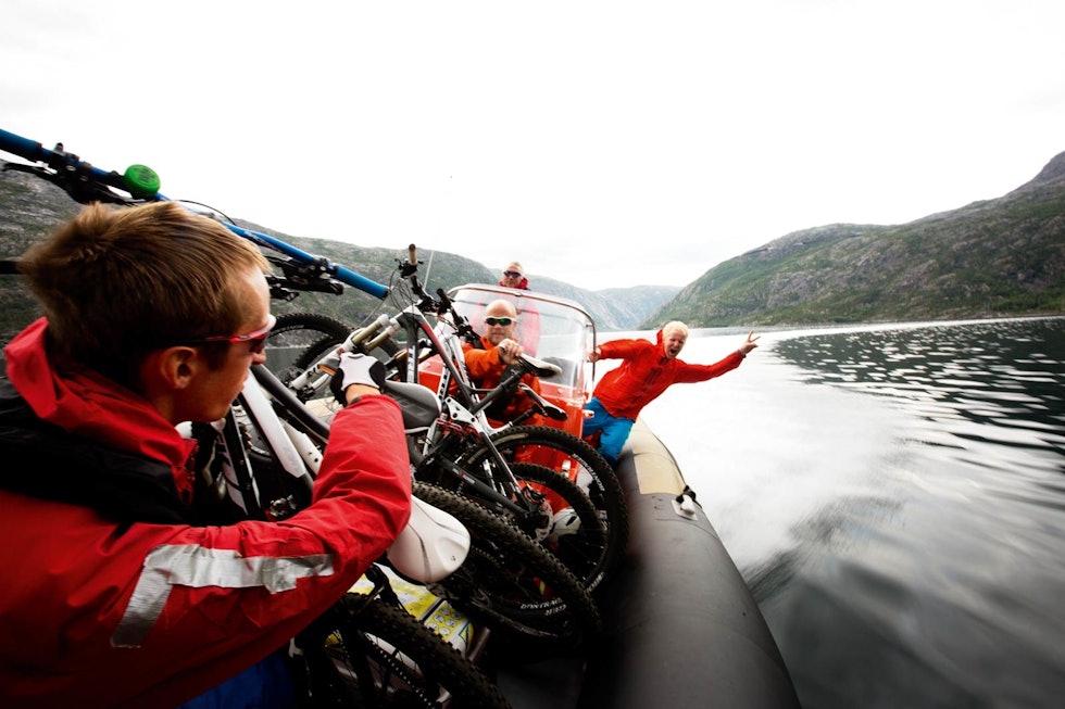 EPISK AVSLUTNING: Sykler du Rallarvegen til Rombaksbotn i turistsesongen, er det mulig å bestille båttur med RIB tilbake til Narvik. Sture Pettersen er greit fornøyd med spesialbehandlingen vi fikk på slutten av vår tur. Riksgransen-Narvik-stisykling-10