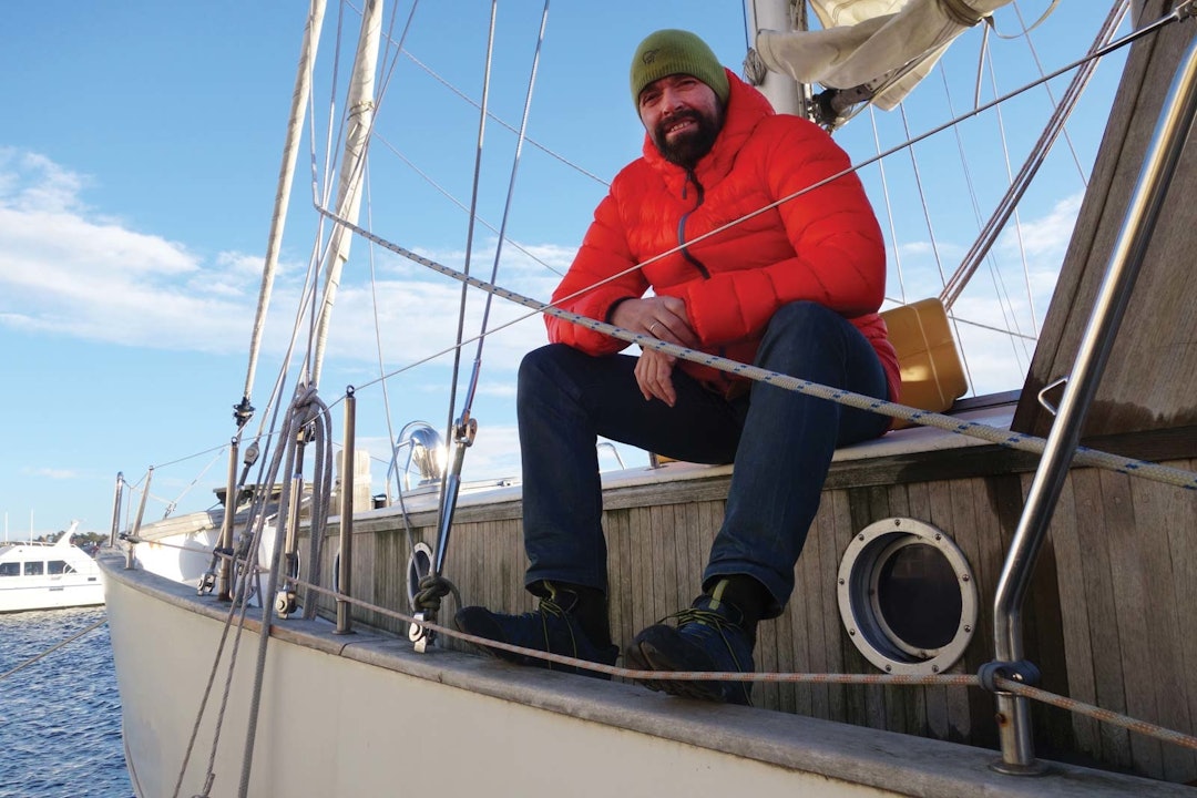 SJØMANN: Jan Fasting tar i mot Terrengsykkels utsendte på brygga i Arendal. Foto: Eirik Damsgaard Stibyggeren-Jan-Fasting-2