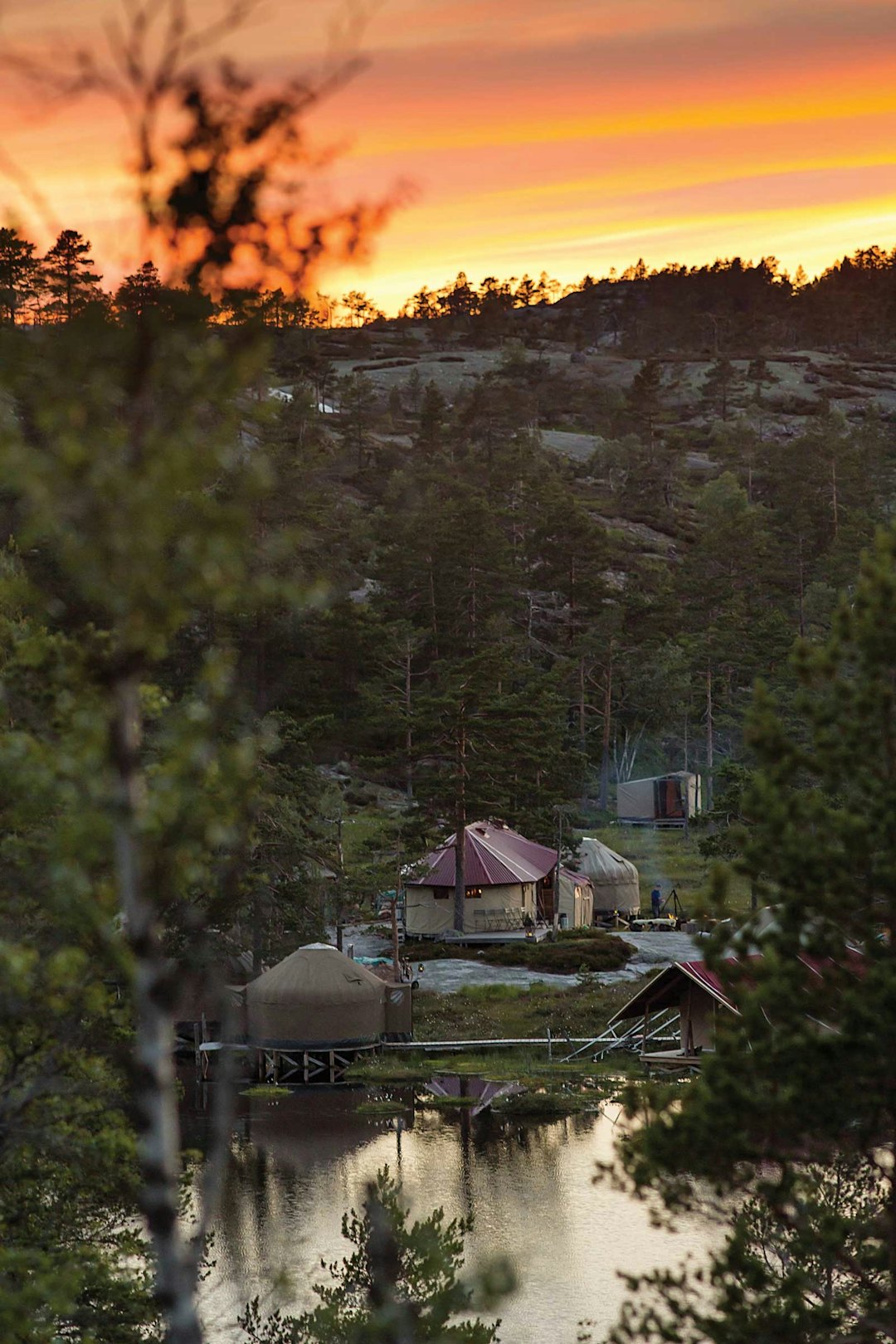 KONGERIKET: Canvas Hotell inne på svabergene i Nissedal er Jan Fastings rike. Her inviterer han gjester på stisykling, bading i kulper og badekar, gourmet-mat og overnatting i egne mongolske telt.Foto: Thomas Brynjulf Svendsen. Stibyggeren-Jan-Fasting-4