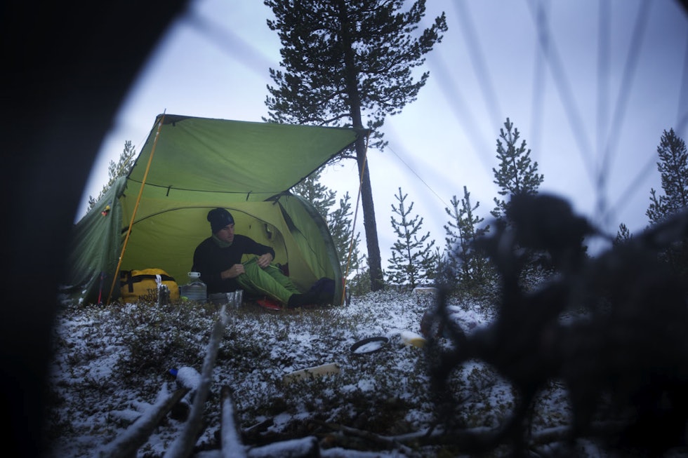 MORGENSTEMNING: Det er noe spesielt med å legge seg til grønn mose, og våkne til nysnø. Foto: Kristoffer H. Kippernes sykling røros