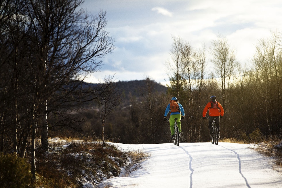 FØRSTESPOR: Det er ikke bare skikjørere som kan sette pris på å sette de første sporene i snøen. Foto: Kristoffer H. Kippernes sykling røros sti