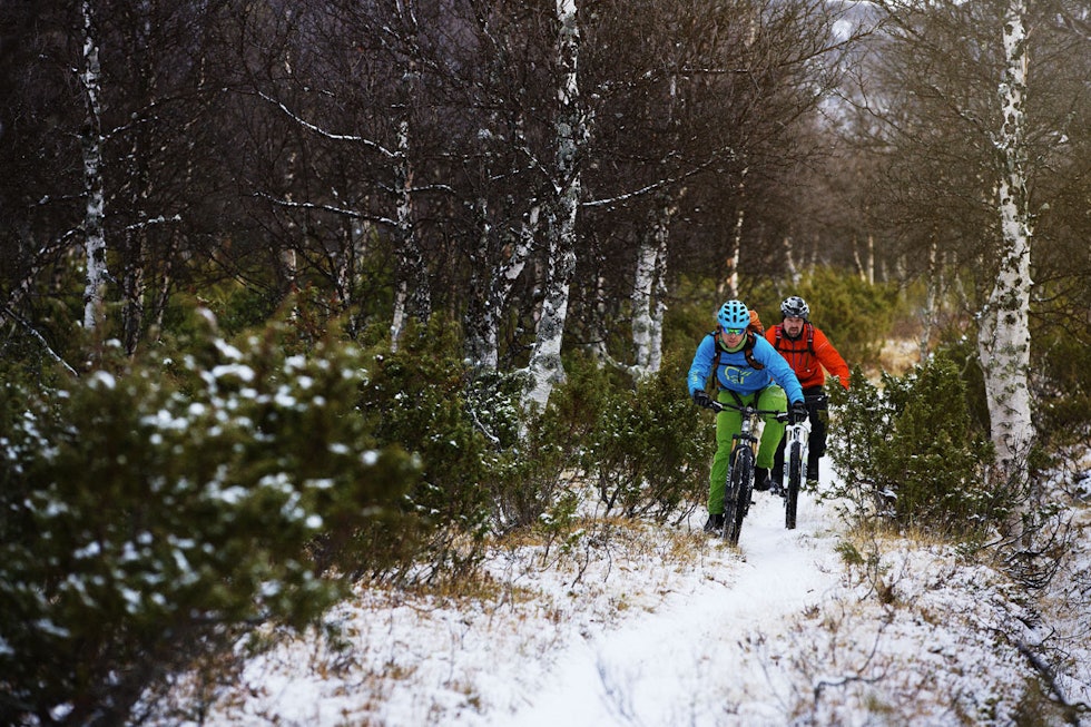 MED DEKKE: De flotte flytstiene på Røros får litt ekstra dimensjon med snø oppå. Foto: Kristoffer H. Kippernes sykling røros