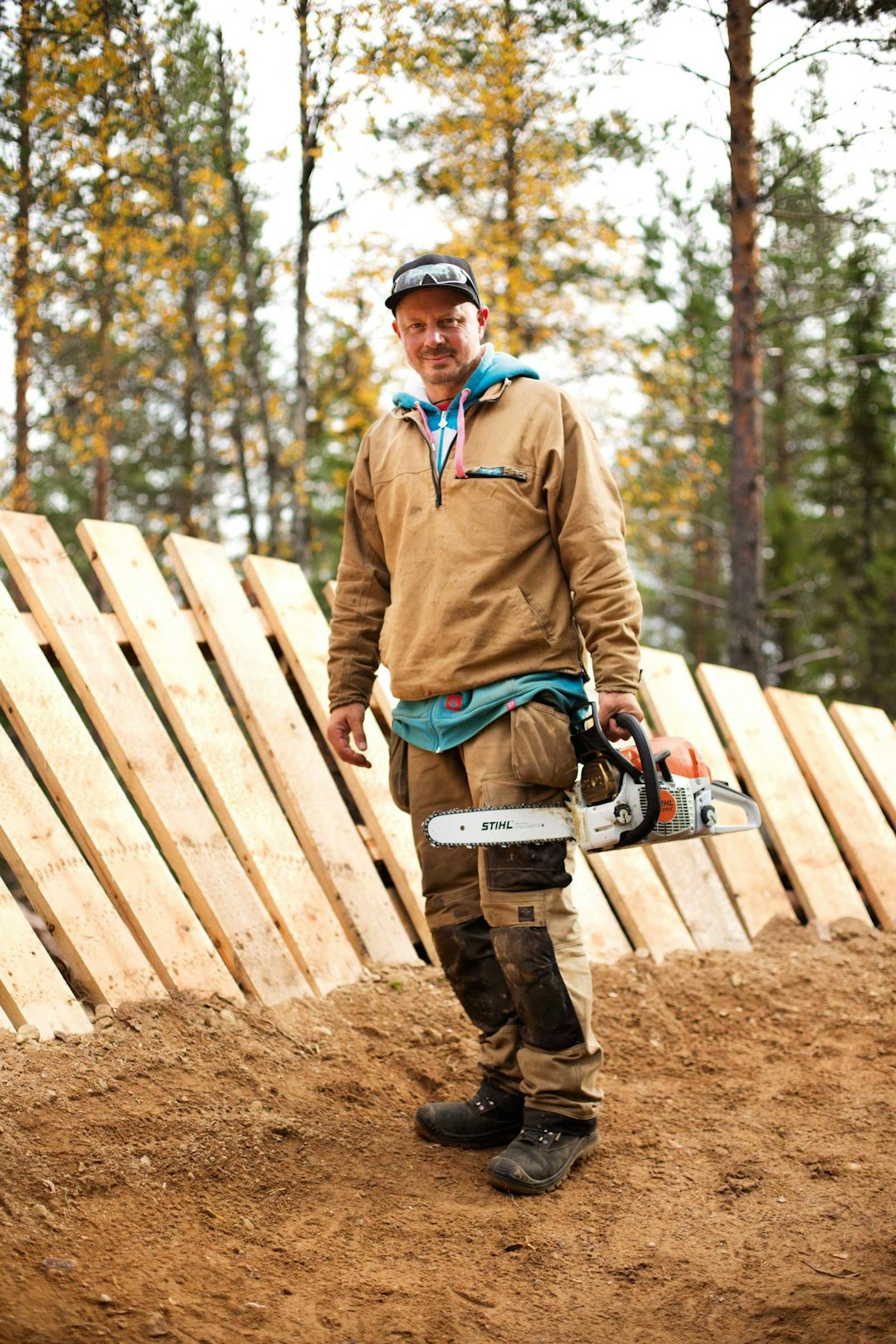 TREVERK: Stiene i Gullia har elementer i tre for de som vil søke litt større utfordringer. Johan Andersson har bygd flere av dem. Trysil-Stisykling-3