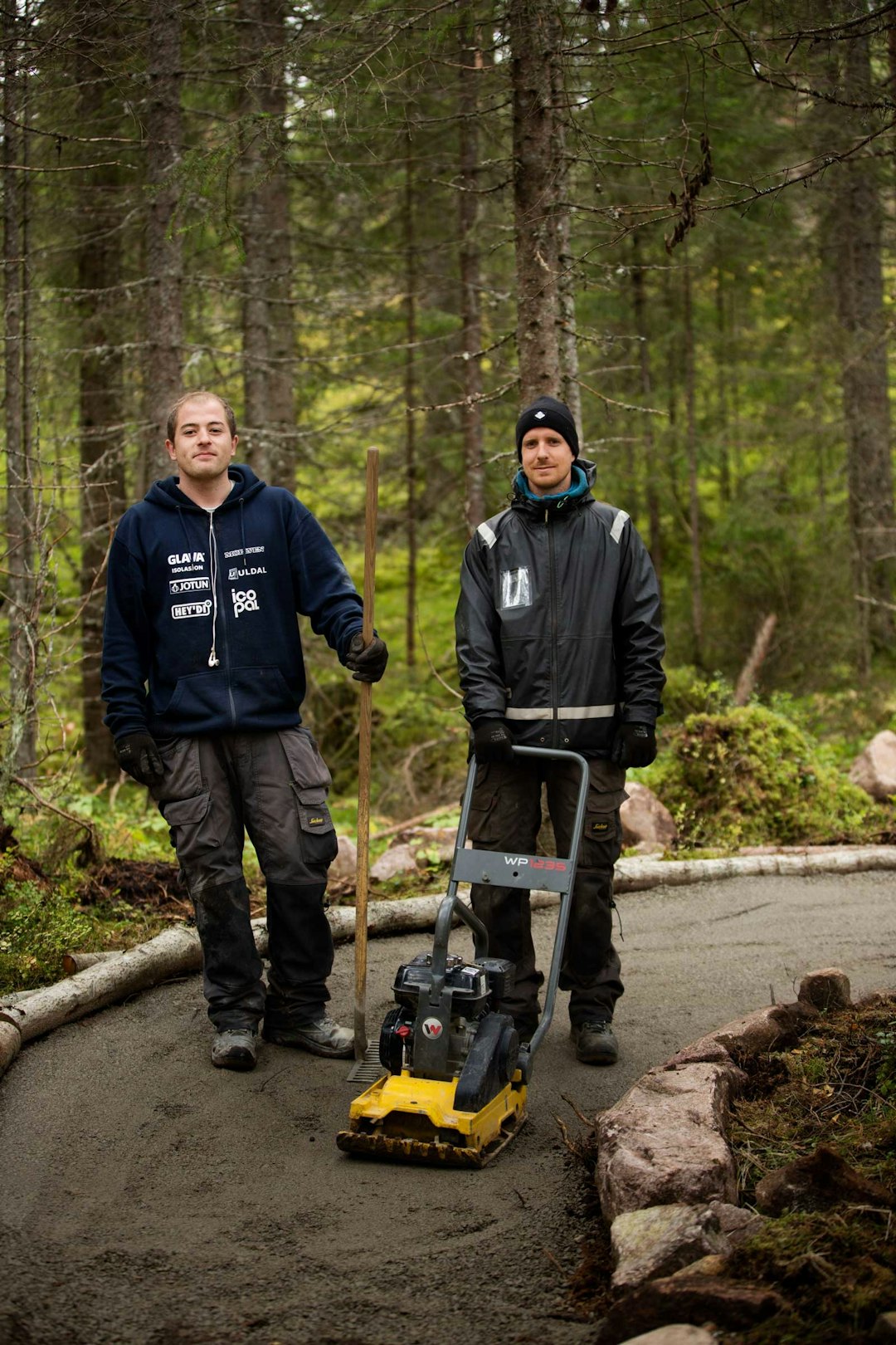 HÅNDVERK: Disse gutta bygger 10 meter sti om dagen. Joakim Tangnæs og Timothy Glazebrook bruker en kombinasjon av gravemaskin og andre redskap, i tillegg til godt gammeldags håndredskap. Trysil-Stisykling-4