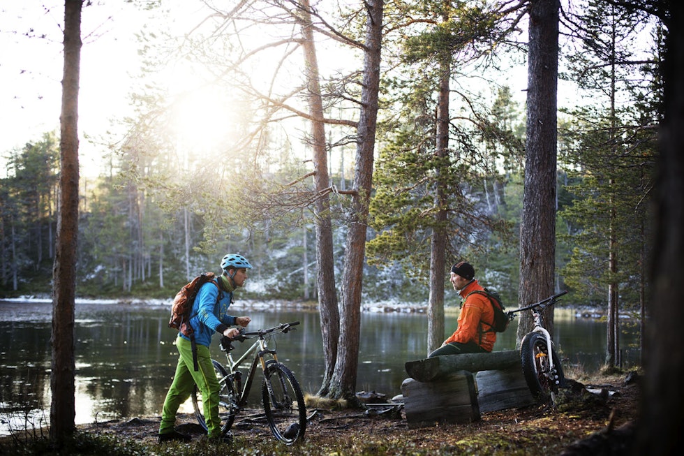 PUST: Sverre Eckhoff og Nils Øglænd tar en pause ved et vann i Mølmannsdalen. Foto: Kristoffer H. Kippernes PUST: Sverre Eckhoff og Nils Øglænd tar en pause ved et vann i Mølmannsdalen. Foto: Kristoffer H. Kippernes