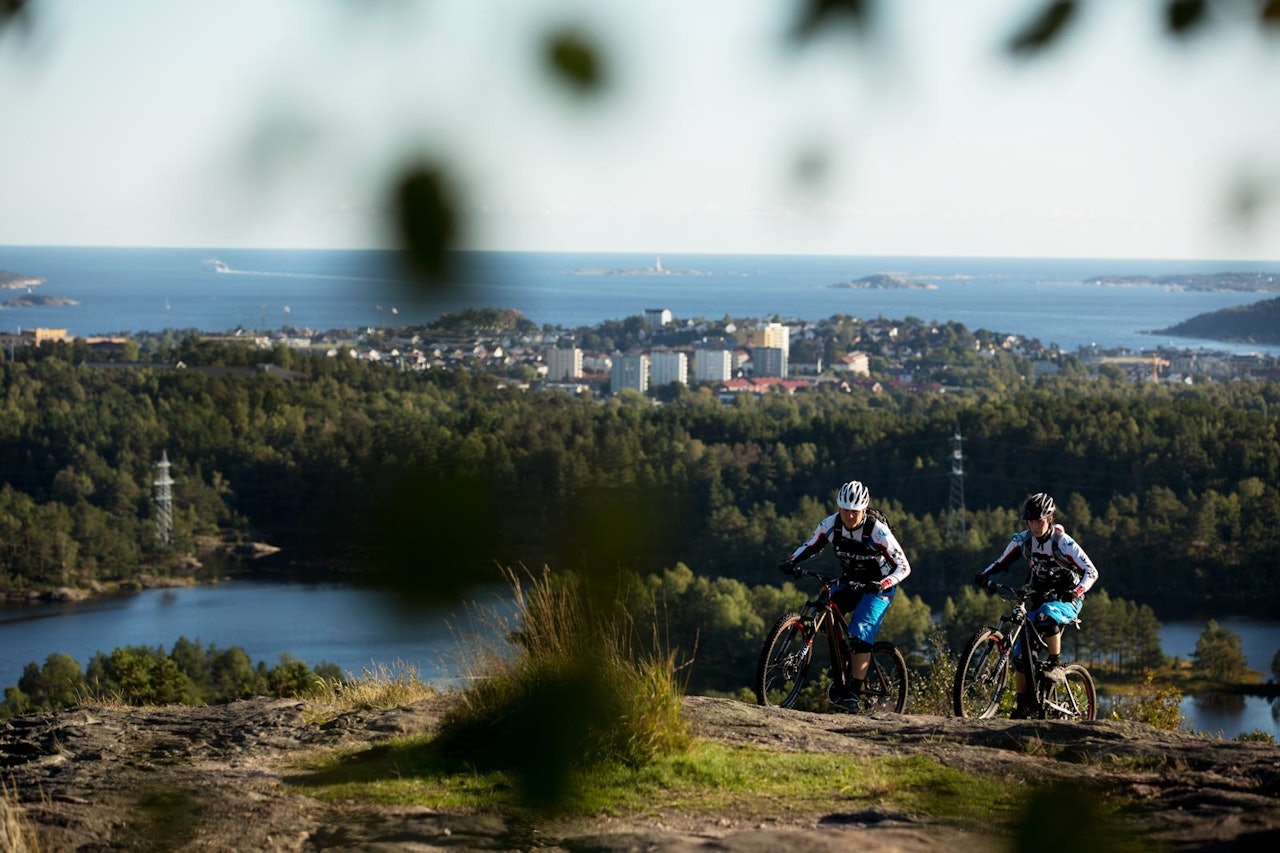 Holmenkollen finnes ikke bare i Oslo, Kristiansand har også sin egen variant. Øyvind Østvedt og Steffen Dutton på vei mot toppunktet. / Stisykling i Norge.