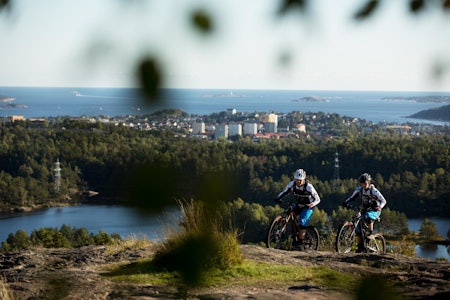 Holmenkollen finnes ikke bare i Oslo, Kristiansand har også sin egen variant. Øyvind Østvedt og Steffen Dutton på vei mot toppunktet. / Stisykling i Norge. Holmenkollen finnes ikke bare i Oslo, Kristiansand har også sin egen variant. Øyvind Østvedt og Steffen Dutton på vei mot toppunktet. / Stisykling i Norge.