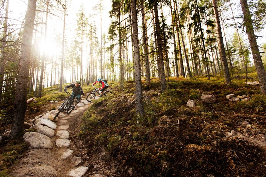 KVALITETSSIKRING: Yannick Menneron leder an Olve Norderhaug i en steinsatt, dosert sving i Gullia. Trysil-Stisykling-5