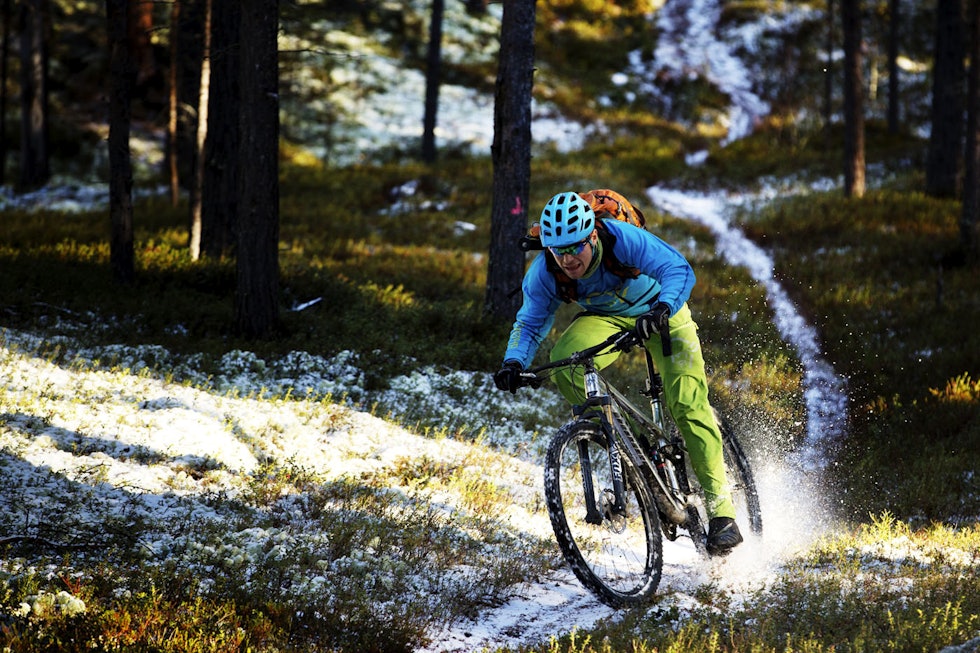 SLIPP: Snølaget kan gjøre det litt utfordrende med grepet. Sverre Eckhoff klarer akkurat å hente seg inn igjen i en sving. Foto: Kristoffer H. Kippernes sykling røros