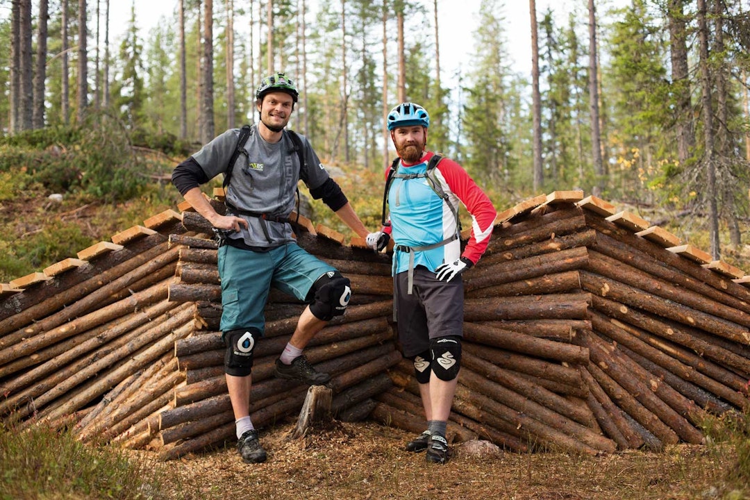 SAMARBEID: Yannick Menneron (t.v.) og Olve Norderhaug har samarbeidet tett om å utvikle sti-nettverket i Trysil Bike Arena. Her ved et av signaturverkene til Yannick, «the moustache». Trysil-Stisykling-6