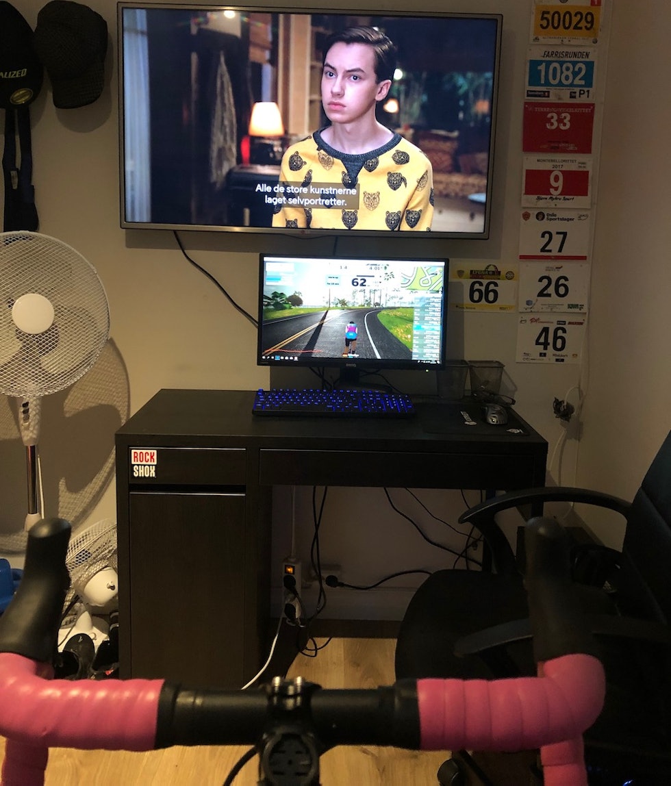 Kristin Bye Weyer-Larsen sykler gjerne med serier på TV når hun ikke kjører de aller hardeste øktene. Kristin Bye Weyer-Larsen sykler gjerne med serier på TV når hun ikke kjører de aller hardeste øktene.