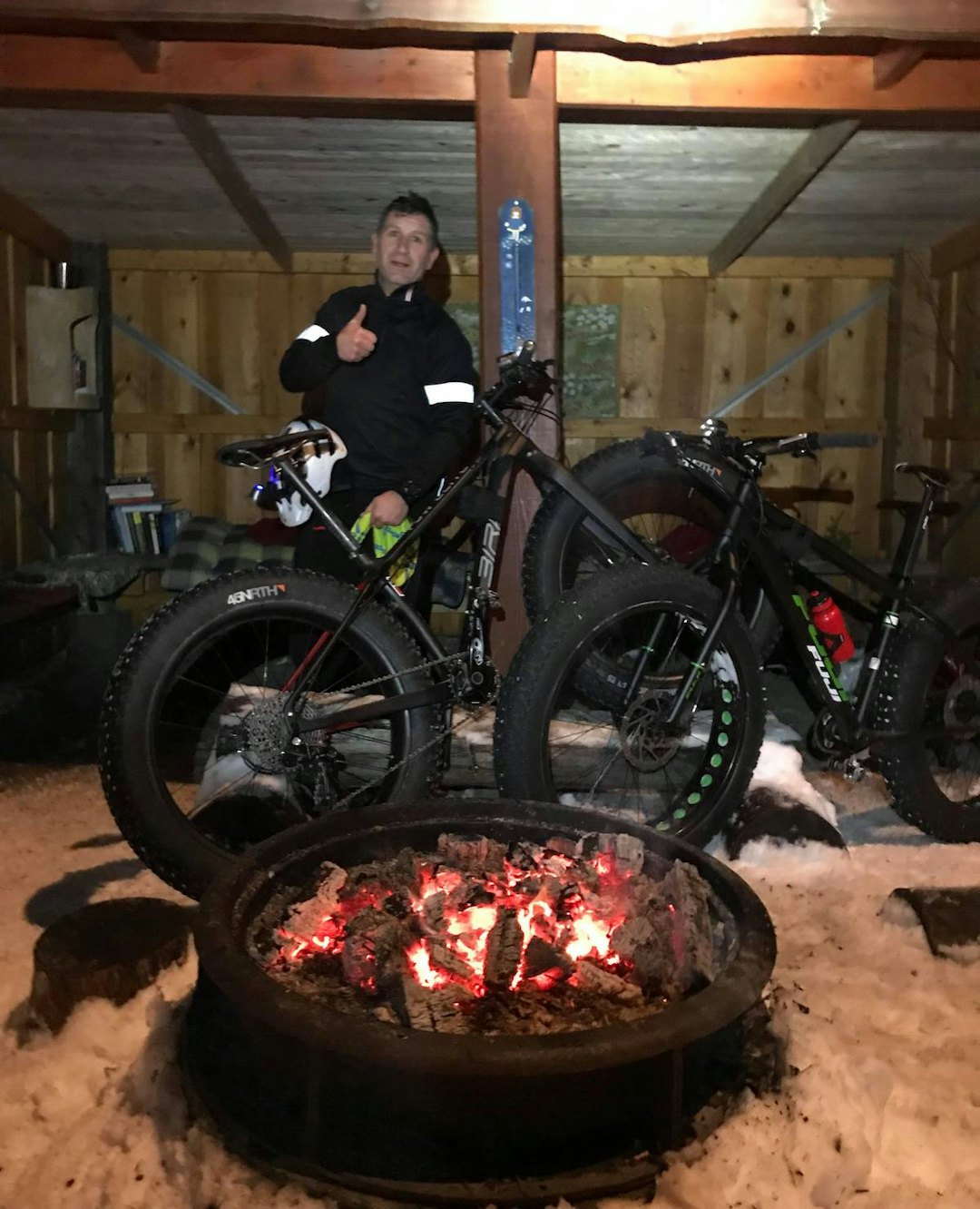 Turfølget med Geir Lien tok seg tid til en hyggestopp med varme på bålpanna i gapahuken. Foto: Tom Ruud Turfølget med Geir Lien tok seg tid til en hyggestopp med varme på bålpanna i gapahuken. Foto: Tom Ruud