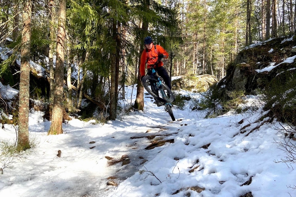 BLANDET FØRE: Østmarka har for tida både barmark og tørre stier i soleksponerte partier og stier med mer preg av vinter andre steder. Foto: Anette Røssum Bastnes Stisykling i Østmarka i påsken