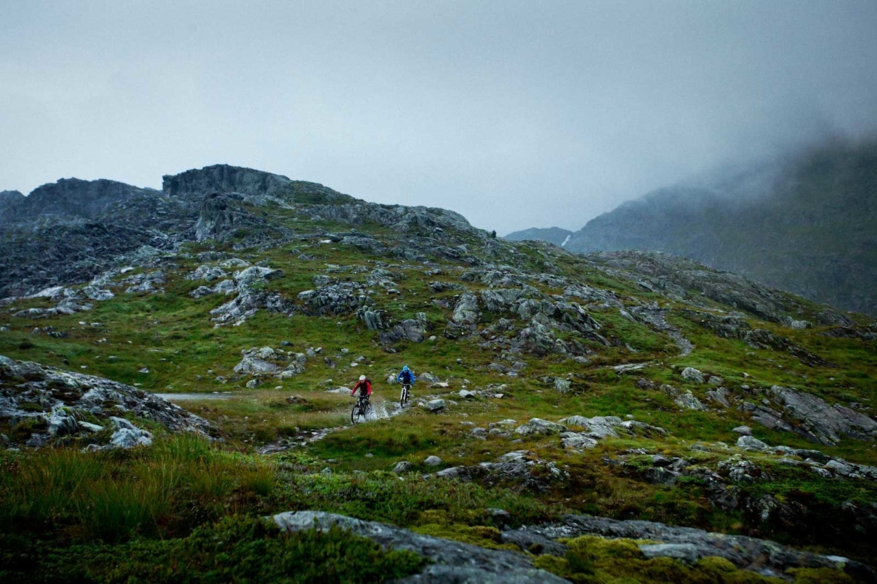 Christian Sommer-Larsen og Espen Johnsen tar fatt på øvre del av nedkjøringen fra Toro på en bare middels fin sommerdag. / Stisykling i Norge.