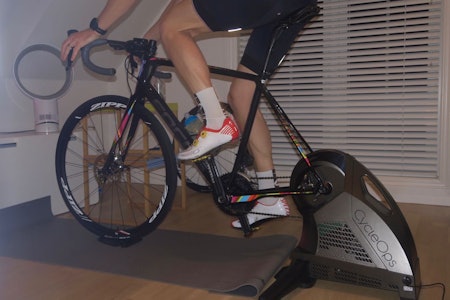 VINTERRULL: CycleOps H2 er et solid alternativ i Smart-rulle segmentet. Den amerikanskproduserte rulla tåler høy belastning og har jevn og smidig gange. Alle foto: Øyvind Aas/Landevei VINTERRULL: CycleOps H2 er et solid alternativ i Smart-rulle segmentet. Den amerikanskproduserte rulla tåler høy belastning og har jevn og smidig gange. Alle foto: Øyvind Aas/Landevei