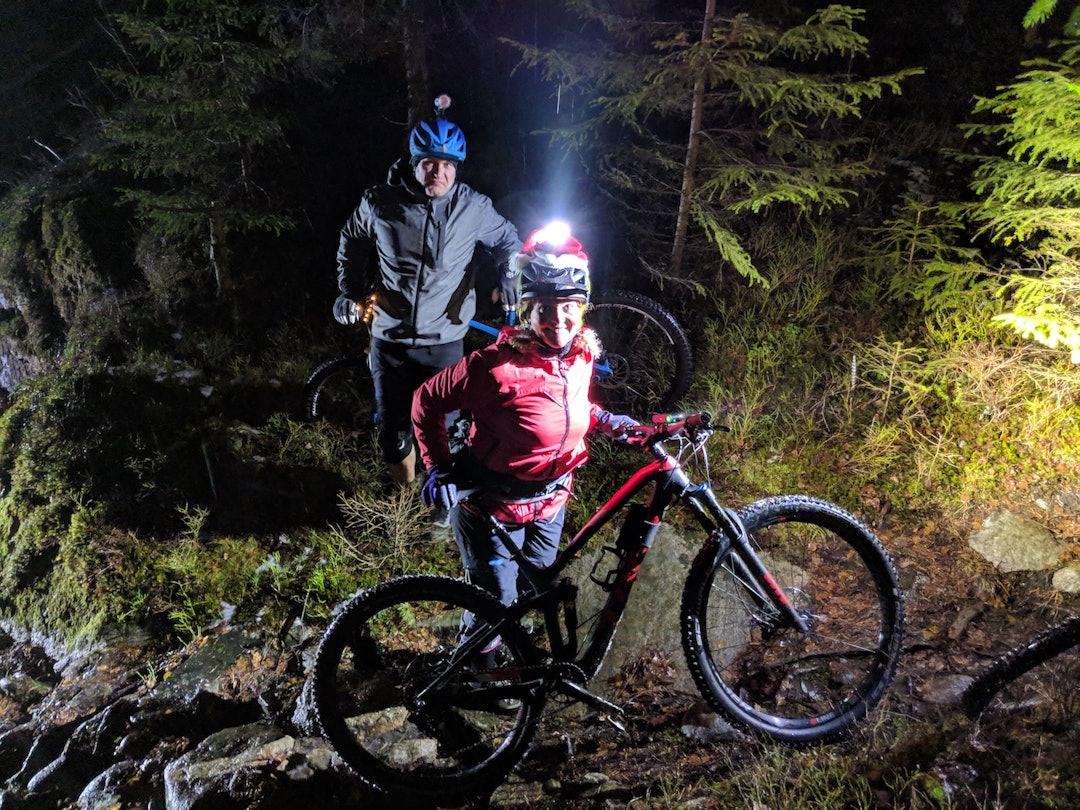 Hanne Holmstrøm Karlsen med nisselua over hjelmen, fregner, fletter og fjas for anledningen. Sten Normanset i bakgrunnen. Foto: Marius Larsen Hanne Holmstrøm Karlsen med nisselua over hjelmen, fregner, fletter og fjas for anledningen. Sten Normanset i bakgrunnen. Foto: Marius Larsen