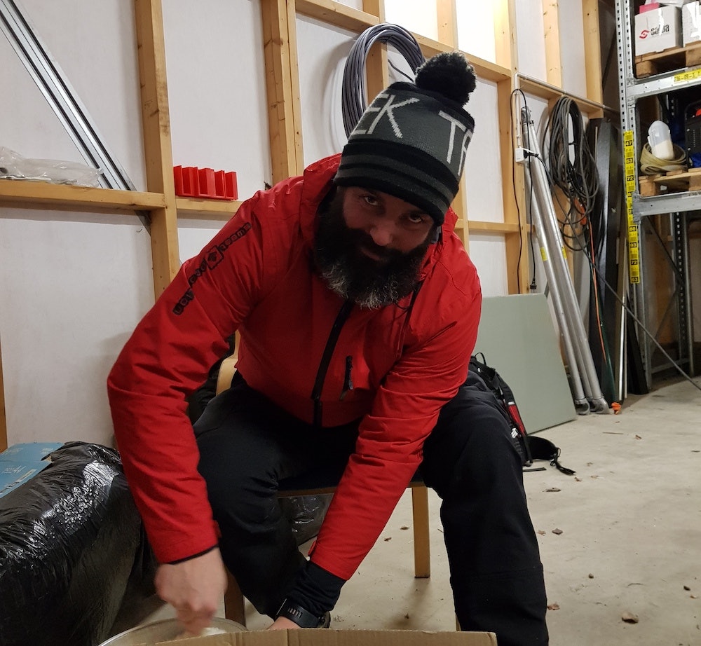 Pål Valbjørk rører i julegrøten. Foto: Hanne Holmstrøm Karlsen Pål Valbjørk rører i julegrøten. Foto: Hanne Holmstrøm Karlsen