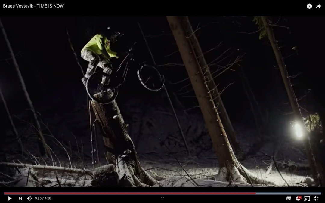TREE HUCKER: Brage Vestavik bomb dropper i motlys. Brage Vestavik bomb drop
