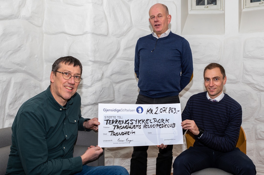 TVK fikk to millioner kroner til sykkelanlegget i Nilsbyen. (Fra venstre) Ola Resell, TVK, Arne Julius Maske, representant for Gjensidigestiftelsen, og Øyvind Vikan, TVK. Foto: Kjetil Aa 2 millioner til Nilsbyen