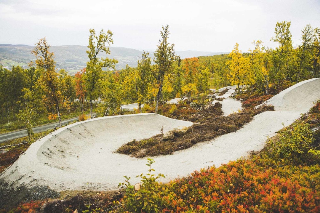 ENORME SVINGER: Det skorter ikke på doserte svinger i den nye stien. Foto: Kristoffer H. Kippernes sti sykkel geilo