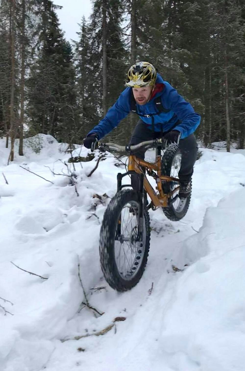 Ole Henrik Illenberger underveis i nedoversegmentet av julas fatbikekonkurranse rundt Abbortjernet. Foto: Tom Ruud Ole Henrik Illenberger underveis i nedoversegmentet av julas fatbikekonkurranse rundt Abbortjernet. Foto: Tom Ruud