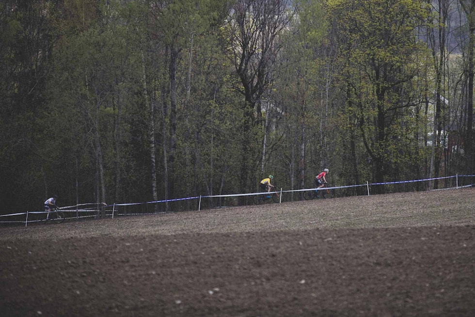 UTFALL: Det var (nesten) slik det skulle bli. Petter Fagerhaug dro fra, og henviste Martin Siggerud (hvit trøye) og Erik Hægstad (gul trøye) til henholdsvis andre- og tredjeplass. UTFALL: Det var (nesten) slik det skulle bli. Petter Fagerhaug dro fra, og henviste Martin Siggerud (hvit trøye) og Erik Hægstad (gul trøye) til henholdsvis andre- og tredjeplass.