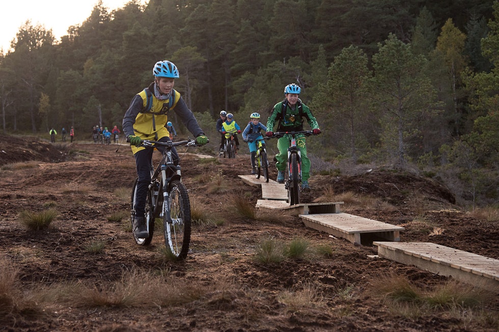 Norodd IL har opp mot 30 unger på sine ukentlige endurotreninger, og flere av dem har etterspurt eget rittibud. Foto: Jonas Holten Trails 1 Jonas Holten 1400x933