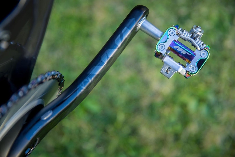 NYE PEDALER: HT M1-pedaler i olje-flak-farge. Ninos Scott Spark Supersonic