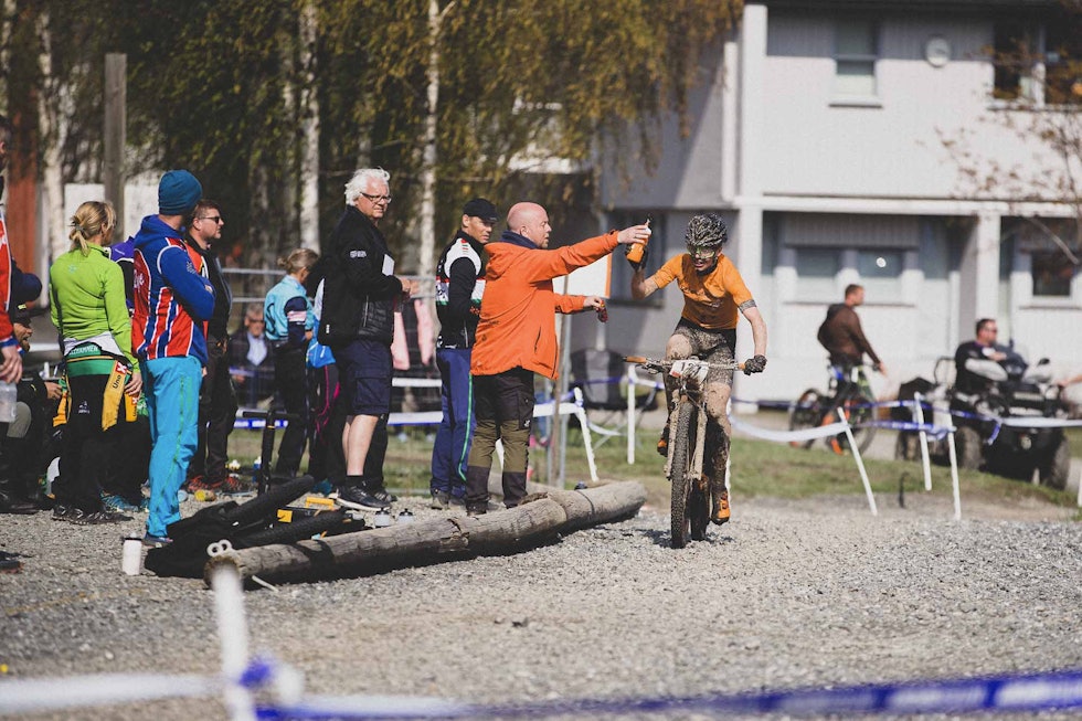VANN, TAKK: Samuel Örnborg får etterlengtet påfyll av drikke. VANN, TAKK: Samuel Örnborg får etterlengtet påfyll av drikke.