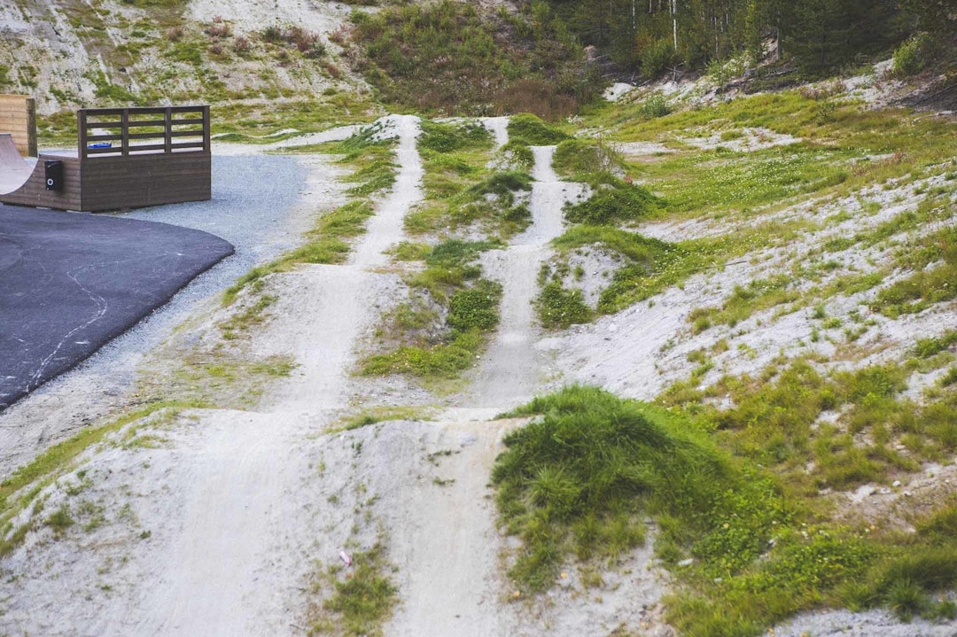 HOPPLINJER: Blir det trangt i pumptracken, finnes det også hopplinjer man kan prøve sykkelen på. Foto: Kristoffer H. Kippernes pumptrack krøderen