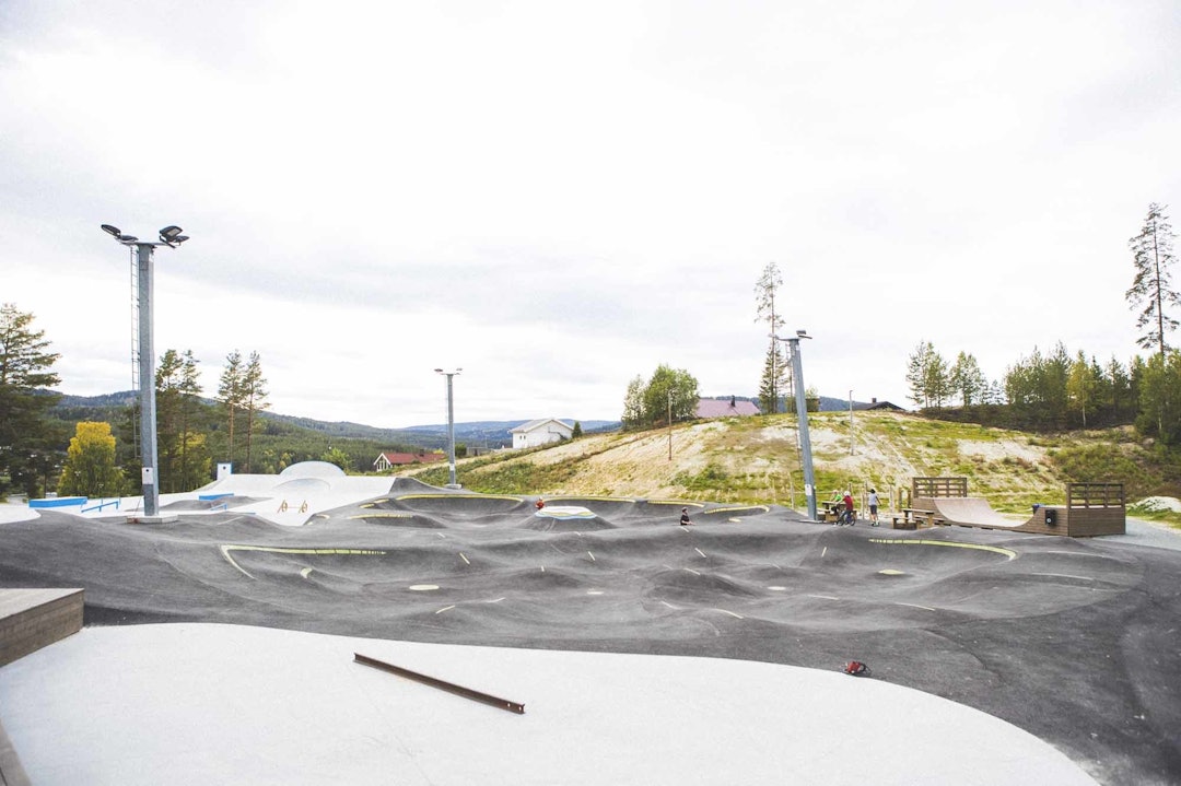 FLOMBELYSNING: Nei, det er ikke en fotballbane under disse lysene, men en aktivitetspark i betong og asfalt. Foto: Kristoffer H. Kippernes pumptrack krøderen