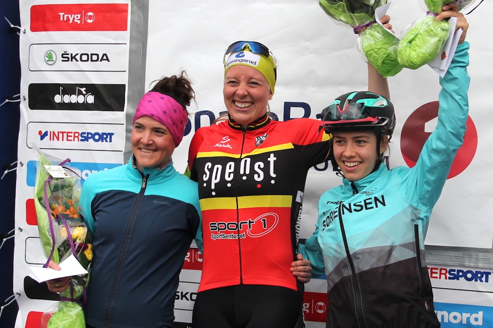 Ingrid Sofie Bøe Jacobsen tok seieren på Norgescupåpningen foran Kerry MacPhee (til venstre), mens Marit Sveen ble nummer tre. Foto: Målfrid Ravnåsen Vangen