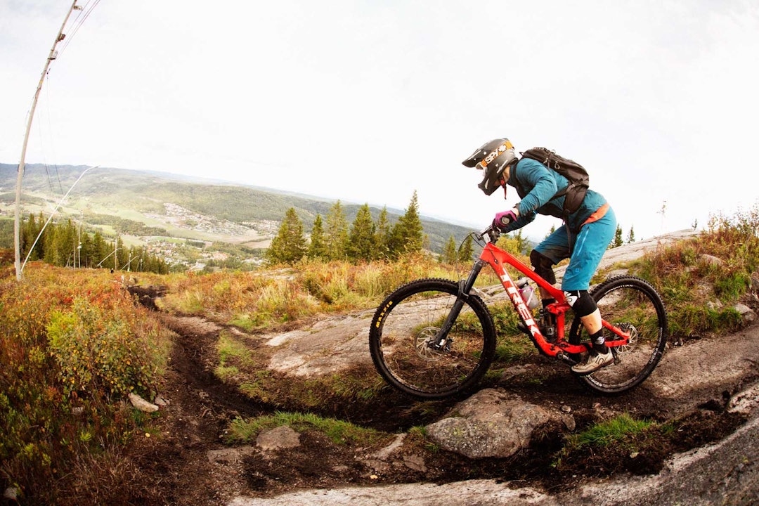 OPPI HAKADALI: Stina Bondehagen under fjorårets Hakdal Enduro. Foto: Kristoffer H. Kippernes